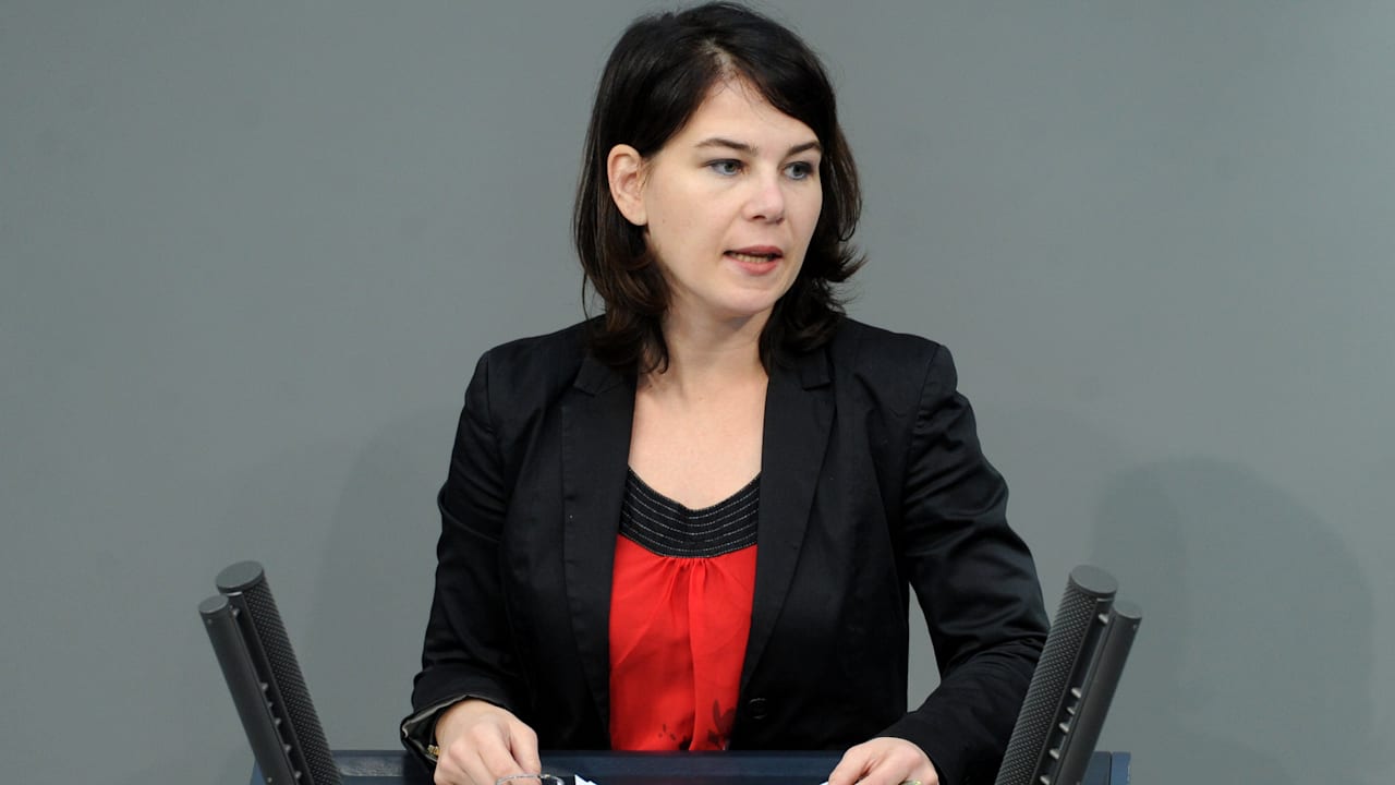 Bye, bye Bundestag: 12 Jahre nach diesem Foto hält Baerbock ihre letzte Rede | Politik
