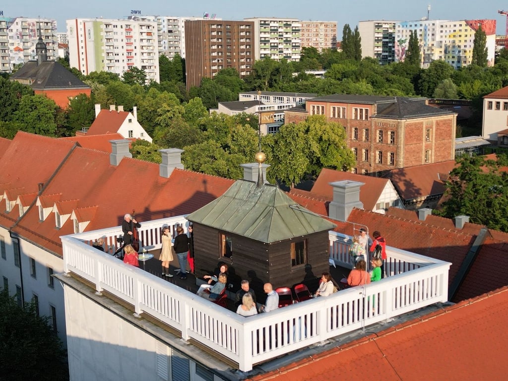 Livemusik über den Dächern von Halle: Die Franckeschen Stiftungen laden Besucher  auf den Altan des Historischen Waisenhauses ein.