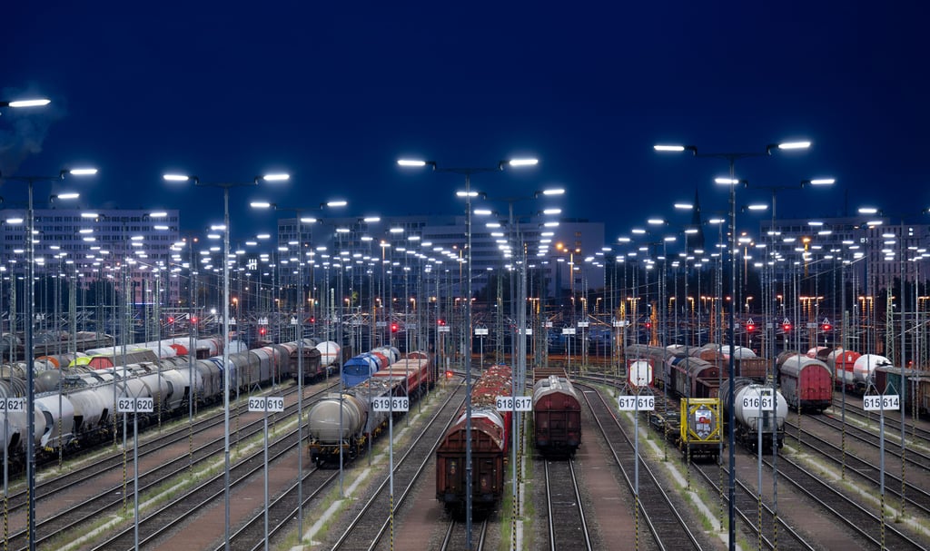 Teil des Bahnknotens Halle: Derin der Nacht imposant erleuchtete,  neue Güterbahnhof.