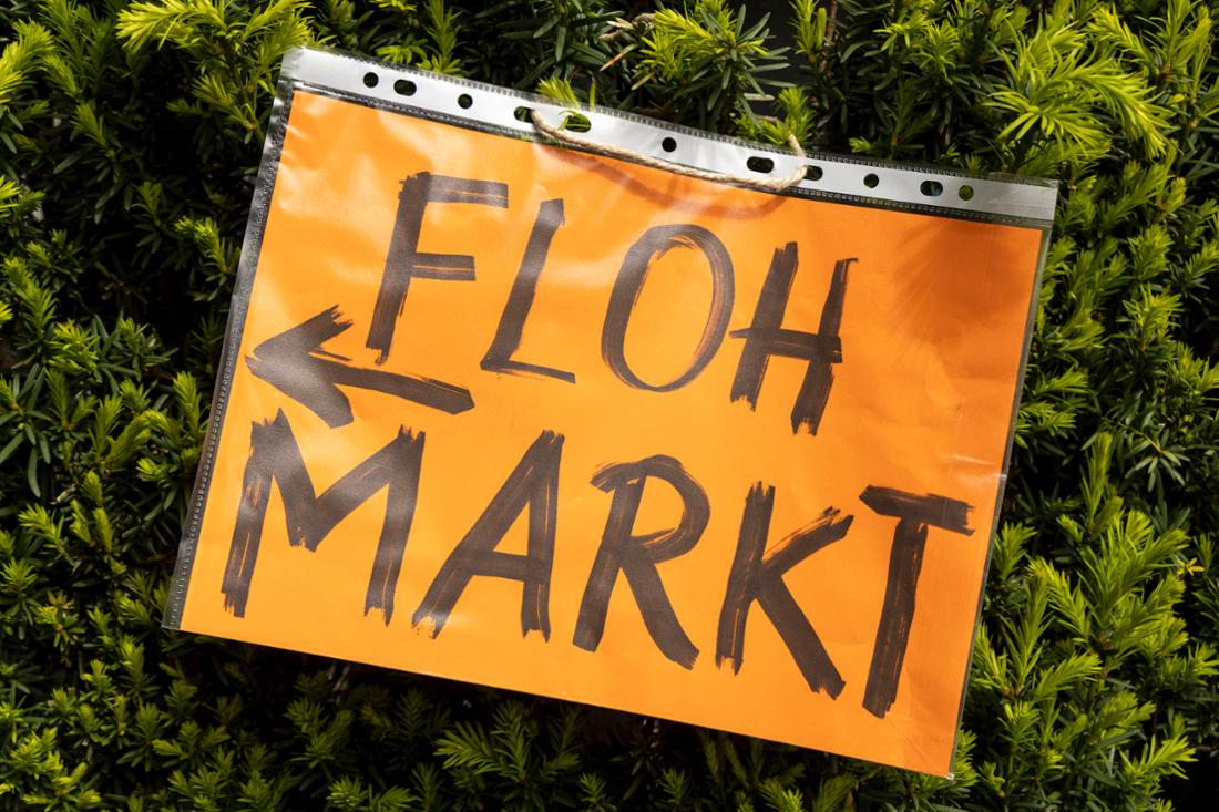 Hinweisschild Flohmarkt