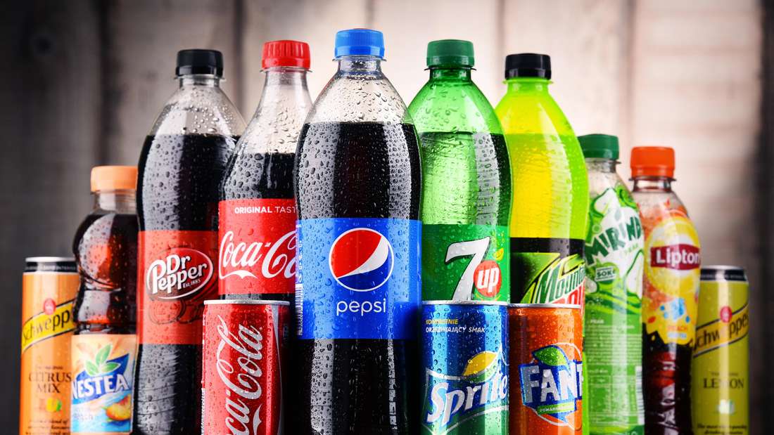 Flaschen und Dosen von bekannten Cola Marken
