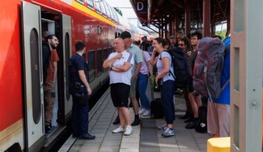Hunderte Urlauber warten auf die Bahn, doch der Zug ist schon übervoll - Nordkurier