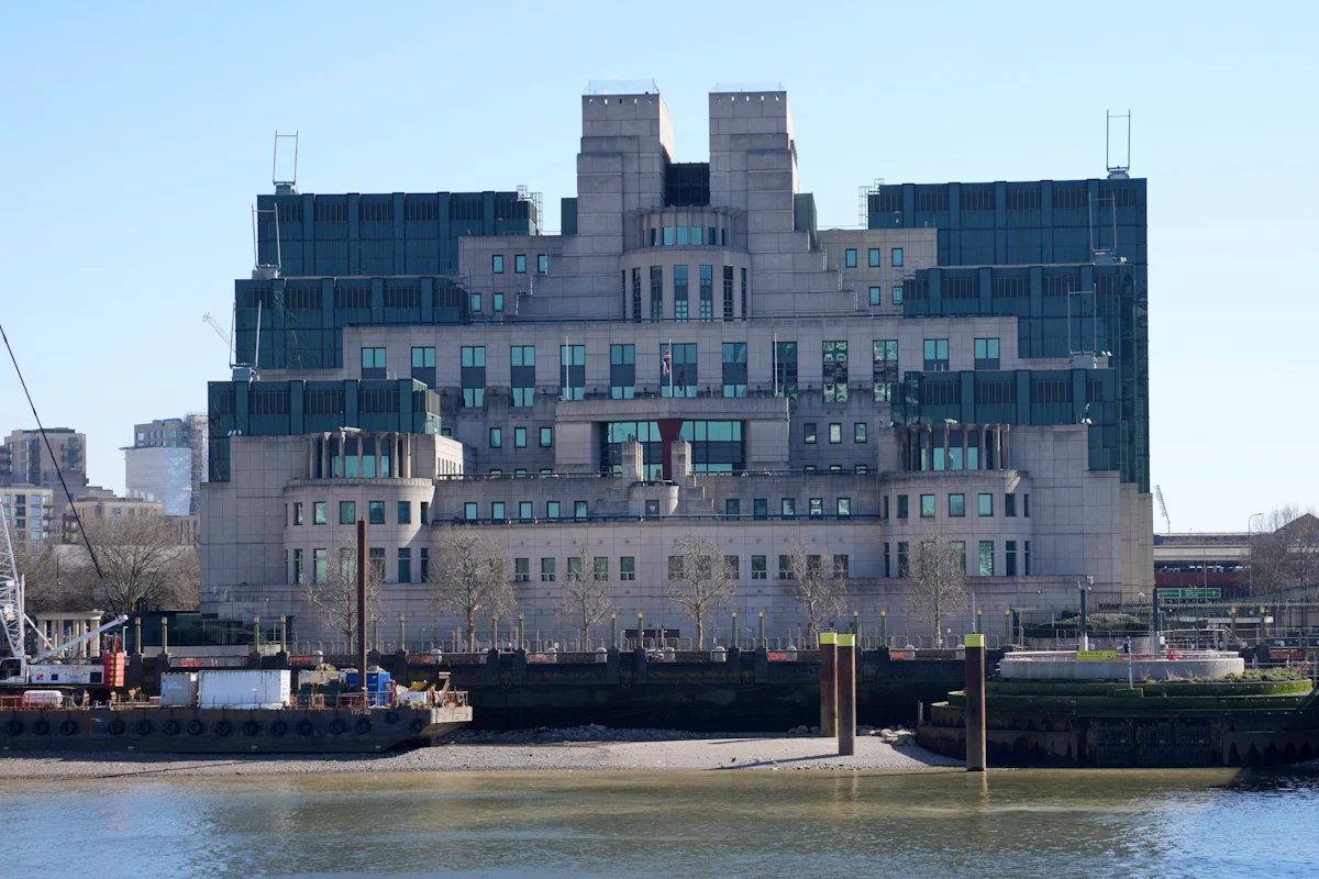 Premiere in Großbritannien - Auslandsgeheimdienst MI6 bekommt erstmals Chefin - Politik