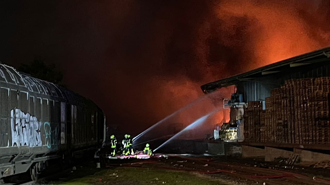Lagerhalle abgebrannt: Foto-Fahndung nach Brandstifter | Regional