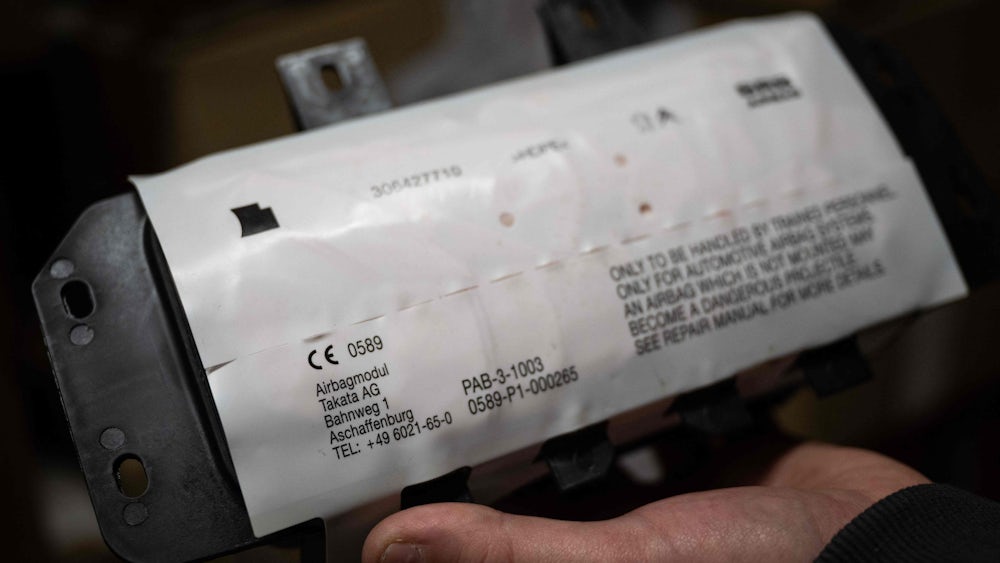 Ein Airbag von Takata. Er soll eigentlich bei Unfällen die Insassen schützen, doch in manchen Fällen passiert offenbar das Gegenteil.
