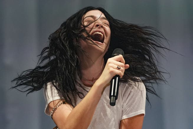 Die Single «Royals» machte Lorde berühmt. Am Glastonbury Festival, 2025.
