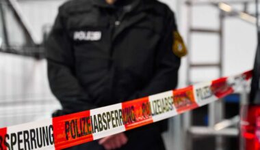 18-Jähriger fährt drei Menschen vor einer Disko mit dem Auto an