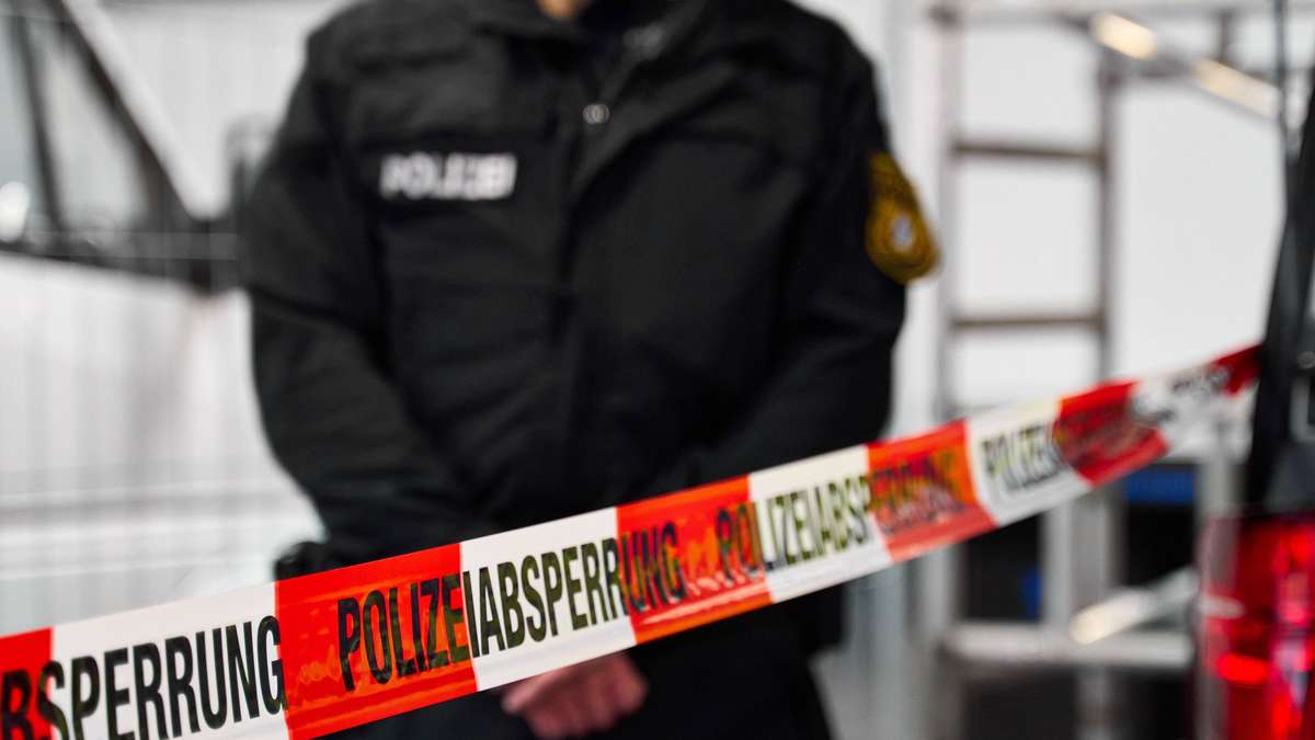 18-Jähriger fährt drei Menschen vor einer Disko mit dem Auto an