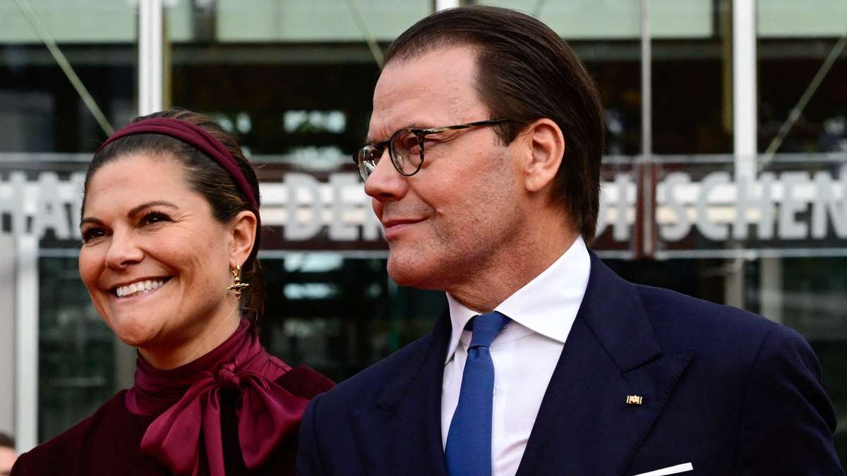 Kronprinzessin Victoria schmunzelt über Prinz Daniels unbeabsichtigten Fehltritt
