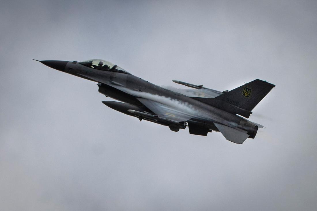 Ein F-16-Kampfjet der ukrainischen Luftwaffe im Flug.