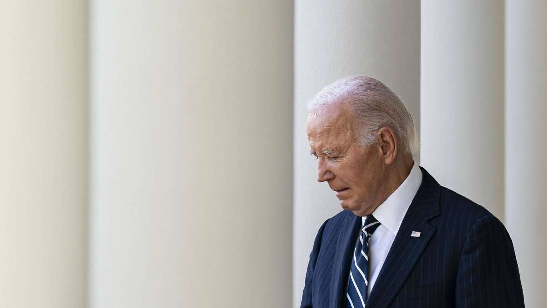 Der frühere US-Präsident Joe Biden geht an den Säulen des Weißen Hauses entlang in den Rosengarten zu einer Pressekonferenz. 