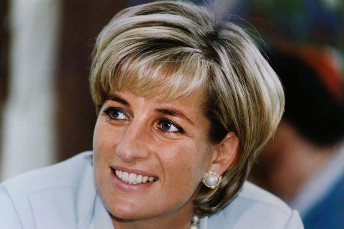 Bei einer Auktion für Prinzessin Dianas Klamotten fehlen ihre berühmten Mäntel. Dieser Umstand unterstreicht, wie groß das Herz der Verstorbenen war.