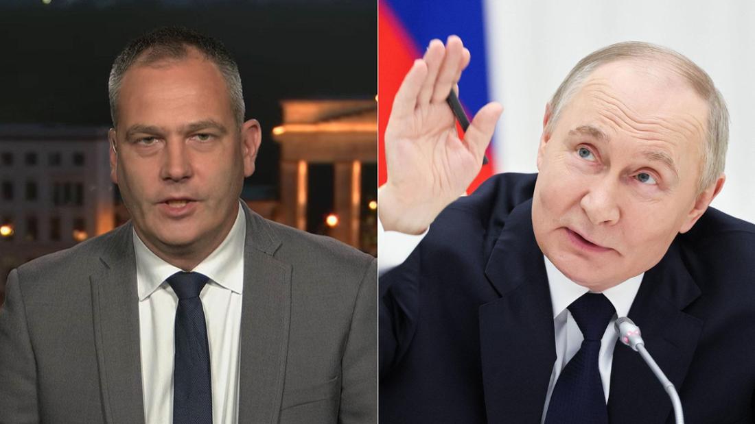 Gustav Gressel schaut in die Kamera, Wladimir Putin (r.) schaut und zeigt nach oben