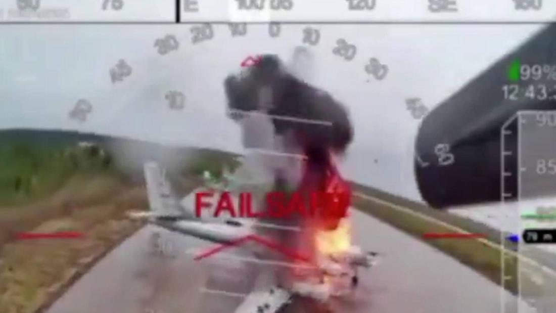 Flugzeug geht in Flammen auf