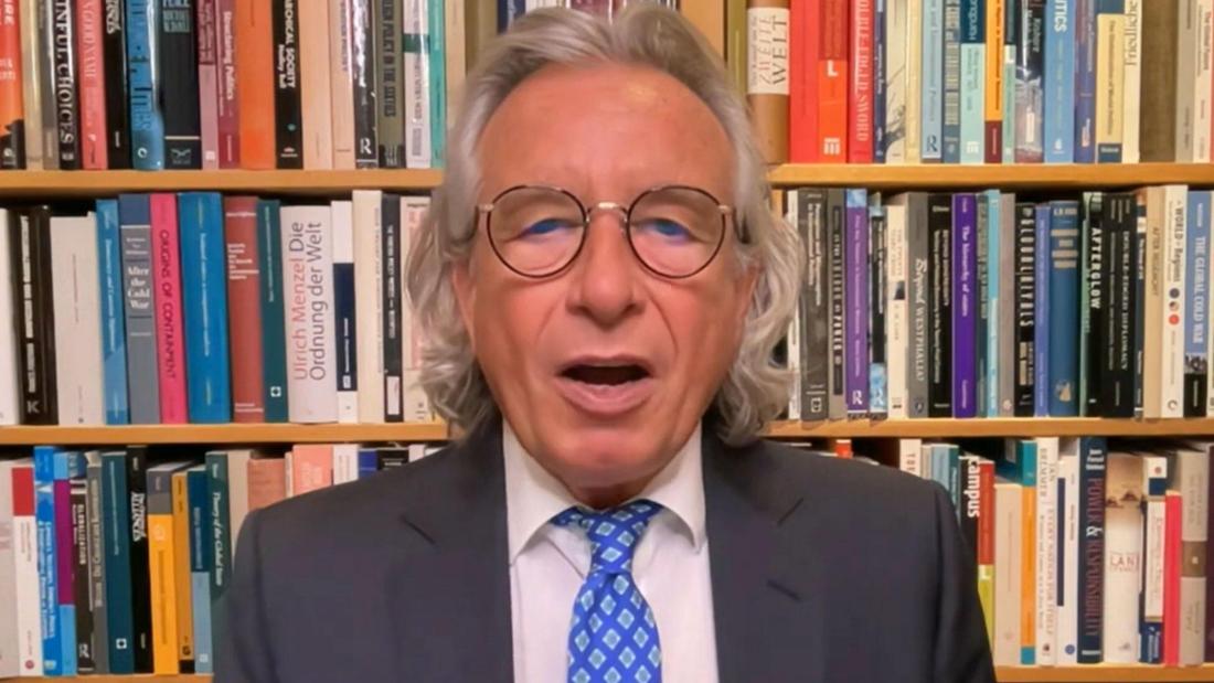 Thomas Jäger sitzt vor einer Bücherwand