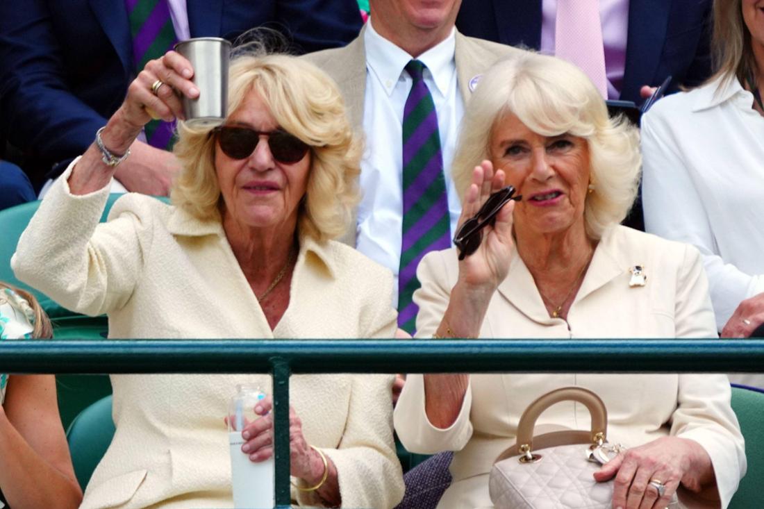 Königin Camilla (r.) mit ihrer jüngeren Schwester Annabel Elliot (l.).