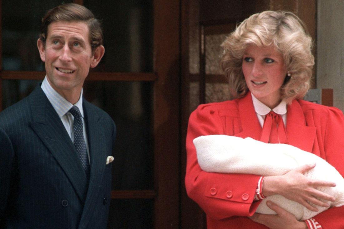 Damals noch Prinz Charles, Prinzessin Diana und ihr Sohn Prinz Harry vor dem „St Mary’s Hospital“ in London, wo sie ihren Zweitgeborenen präsentierten.
