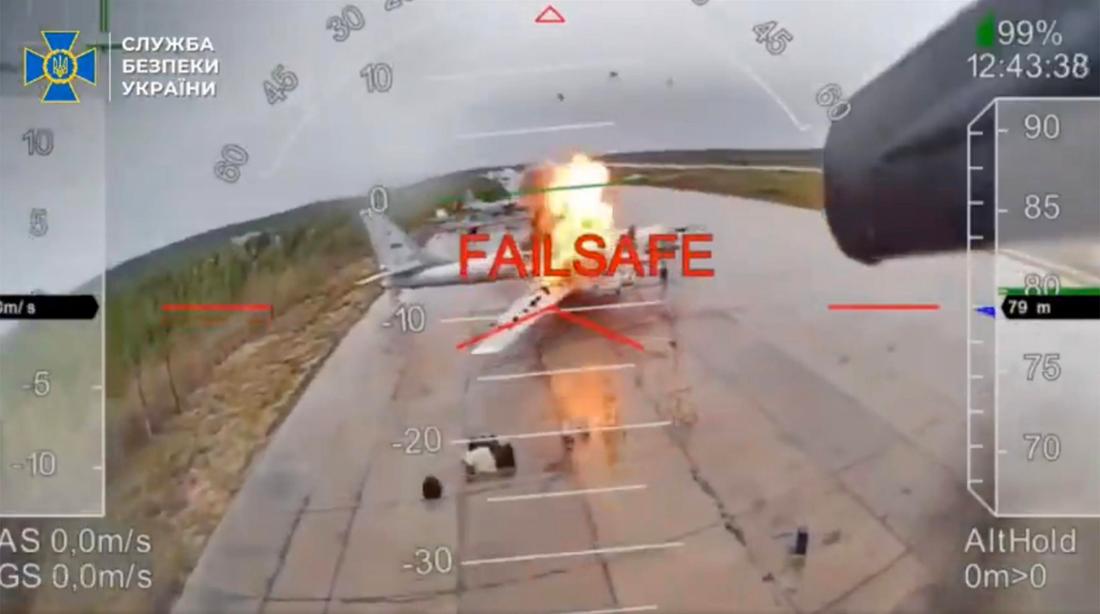 Dieser Screenshot aus einem Drohnen-Video soll den Einschlag einer ukrainischen Kamikaze-Drohne in einem russischen Bomber Tu-95 belegen.