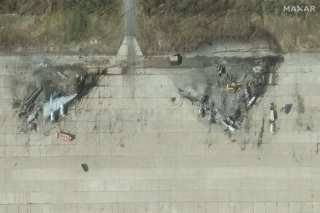 Auf diesem Satellitenfoto sollen die Überreste zweier ausgebrannter russischer Bomber auf dem Olenja-Militärflugplatz in der Region Murmansk zu sehen sein.