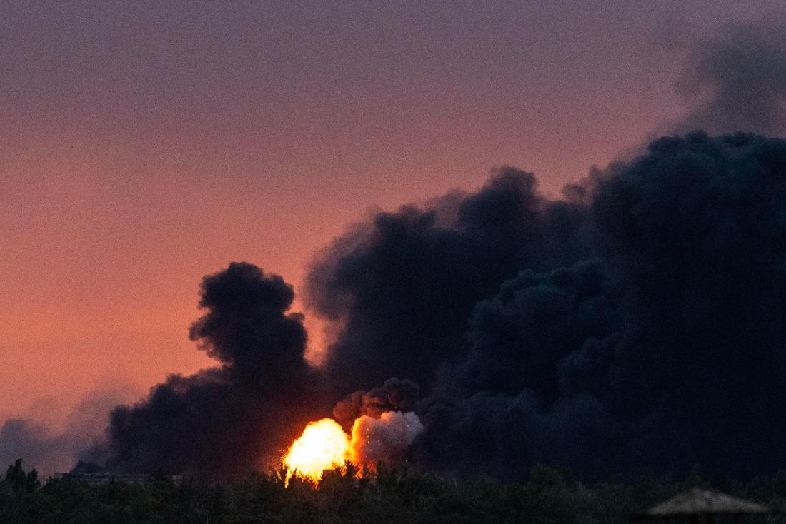 Charkiw: Feuer und Rauchwolken steigen nach einem russischen Raketenangriff im Ukraine-Krieg auf.