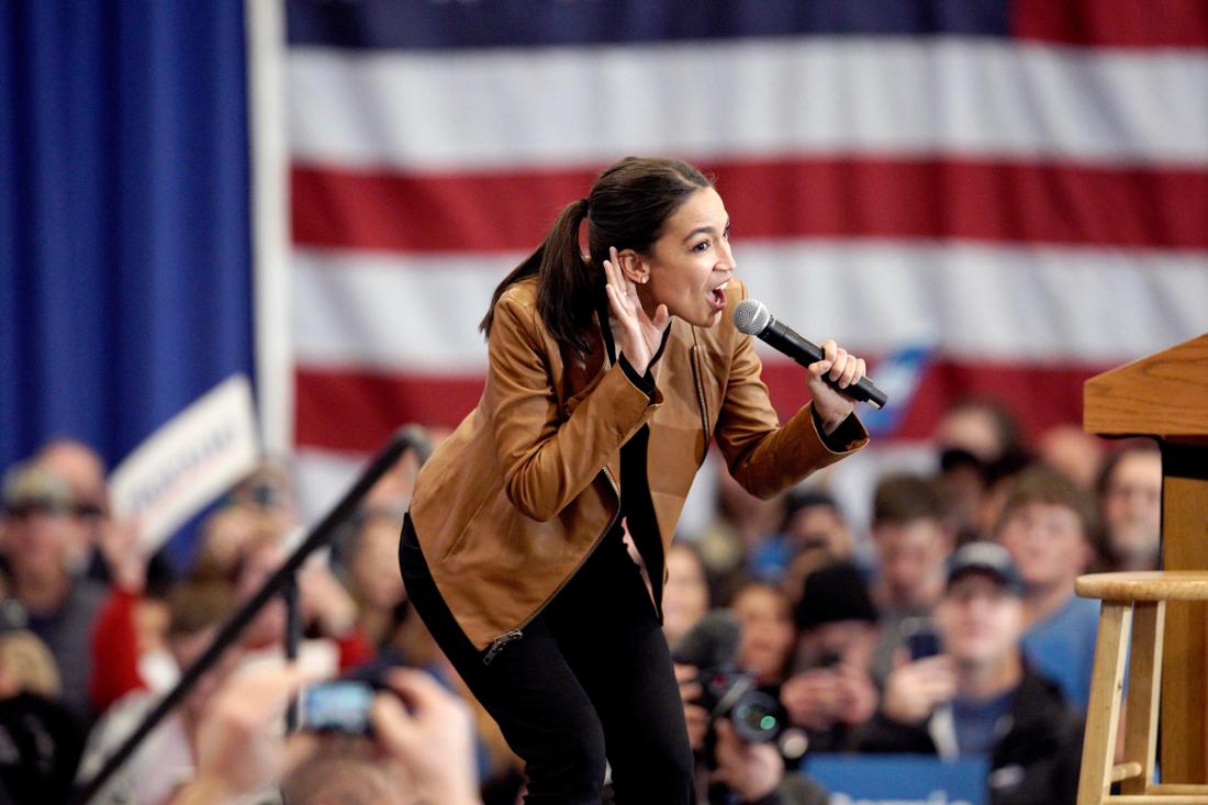 Die New Yorker Abgeordnete Alexandria Ocasio-Cortez (AOC) beim Wahlkampf von Bernie Sanders auf der Bühne. (Archivbild)