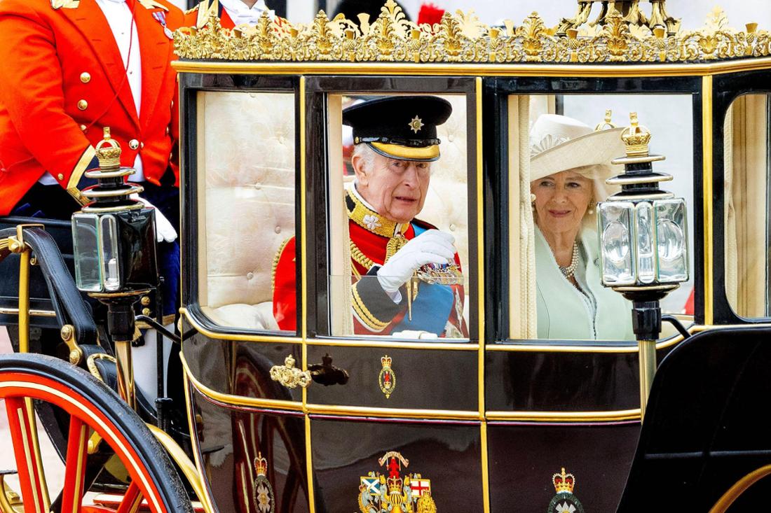 König Charles und Königin Camilla in einer Kutsche bei der „Trooping the Colour“-Parade 2024.