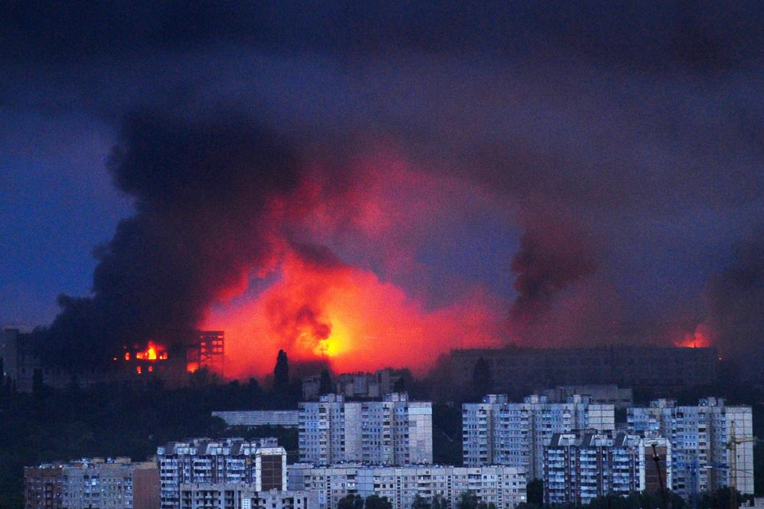 Feuer und Rauch steigen von der Stelle auf, an der eine russische Rakete ein Wohngebiet in Charkiw traf.