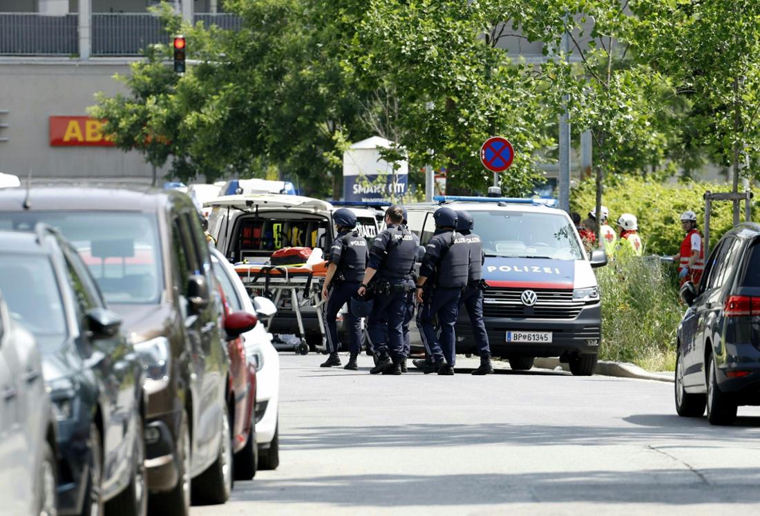 An einer Schule in Österreich sind nach Angaben der Polizei mehrere Schüsse gefallen.