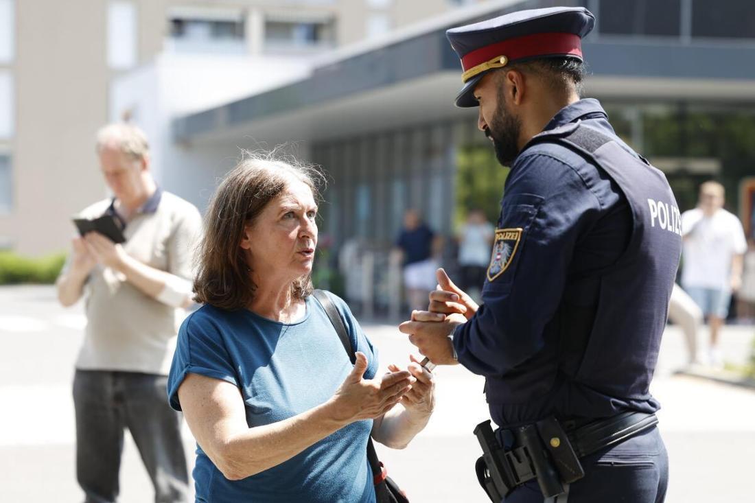 Die Grazer Bürgermeisterin Elke Kahr (KPÖ) und ein Polizist stehen in der Nähe des Tatorts in Graz. 