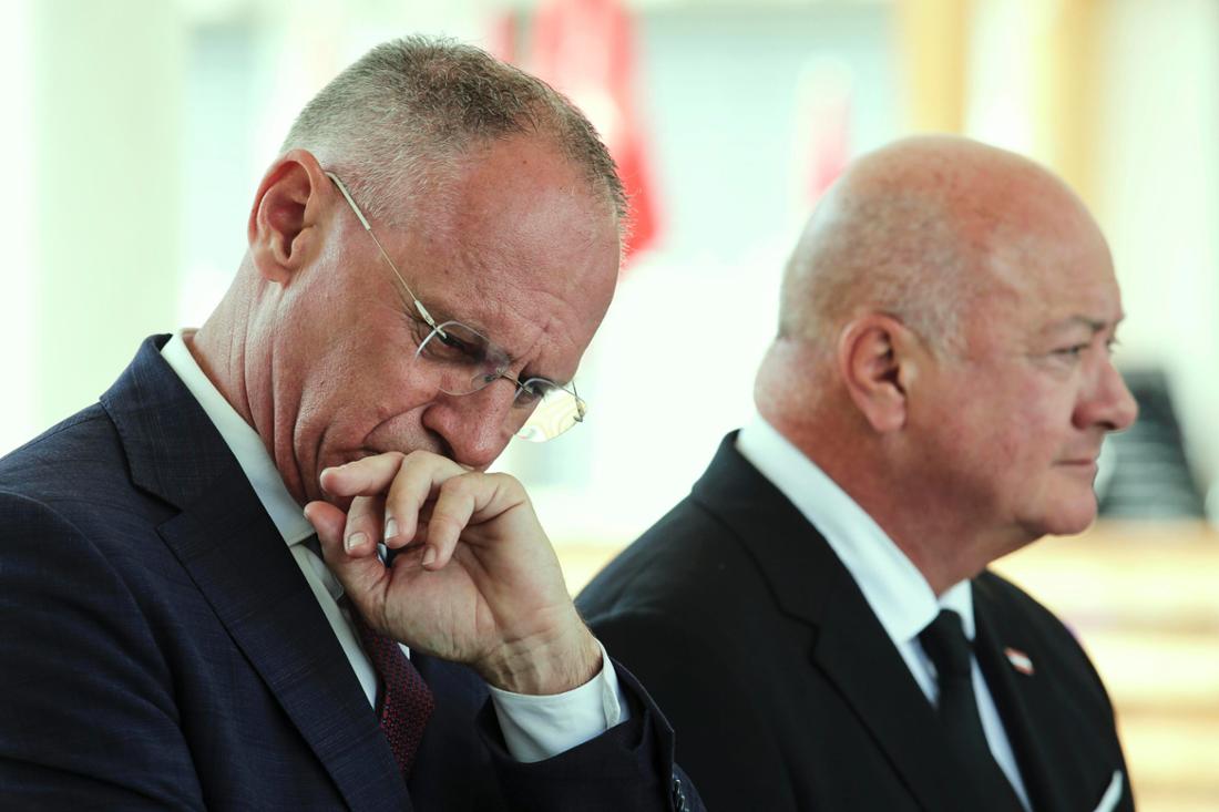 Bei der Pressekonferenz zur Amok-Tat in Graz kämpfen Österreichs Innenminister Gerhard Karner (l.) und Bundeskanzler Christian Stocker immer wieder mit den Tränen.