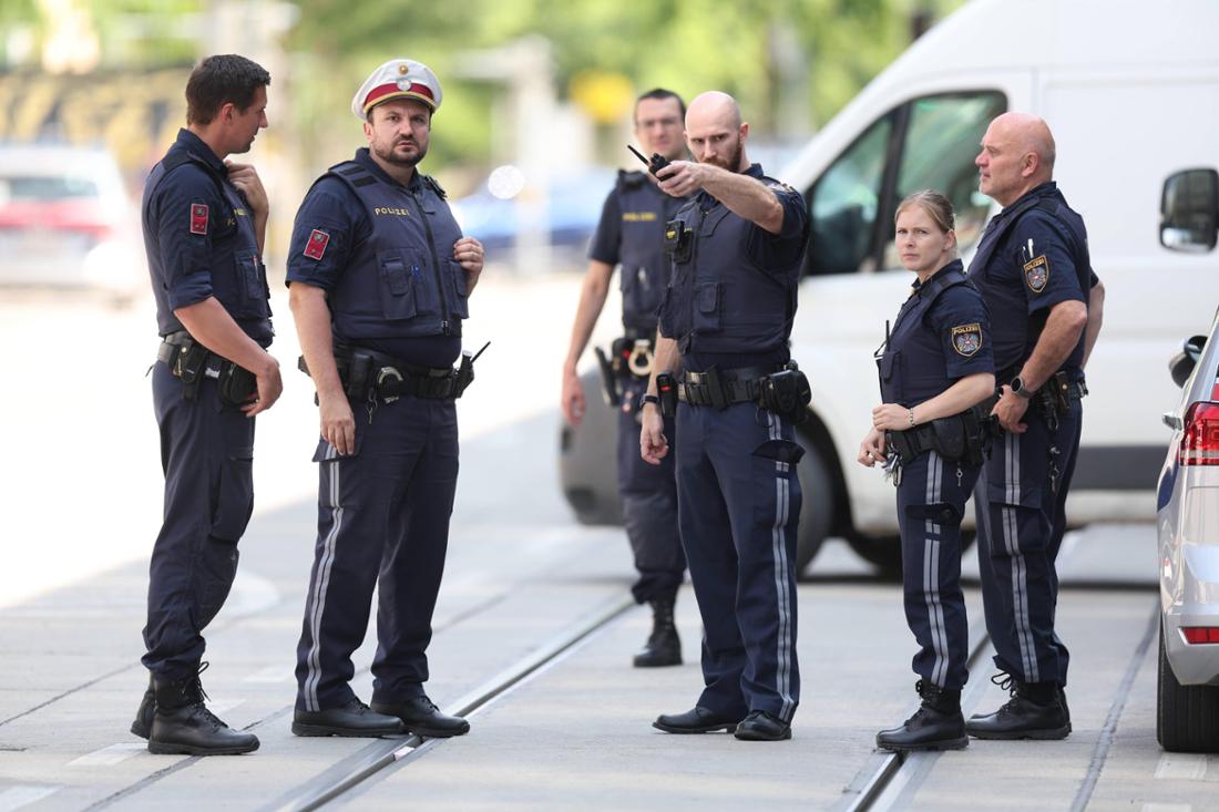 Zwischenzeitlich hatte es die Befürchtung gegeben, es könnte ein zweiter Täter beteiligt sein. Die Bevölkerung wurde dringend gebeten, den Bereich um die Schule zu meiden.