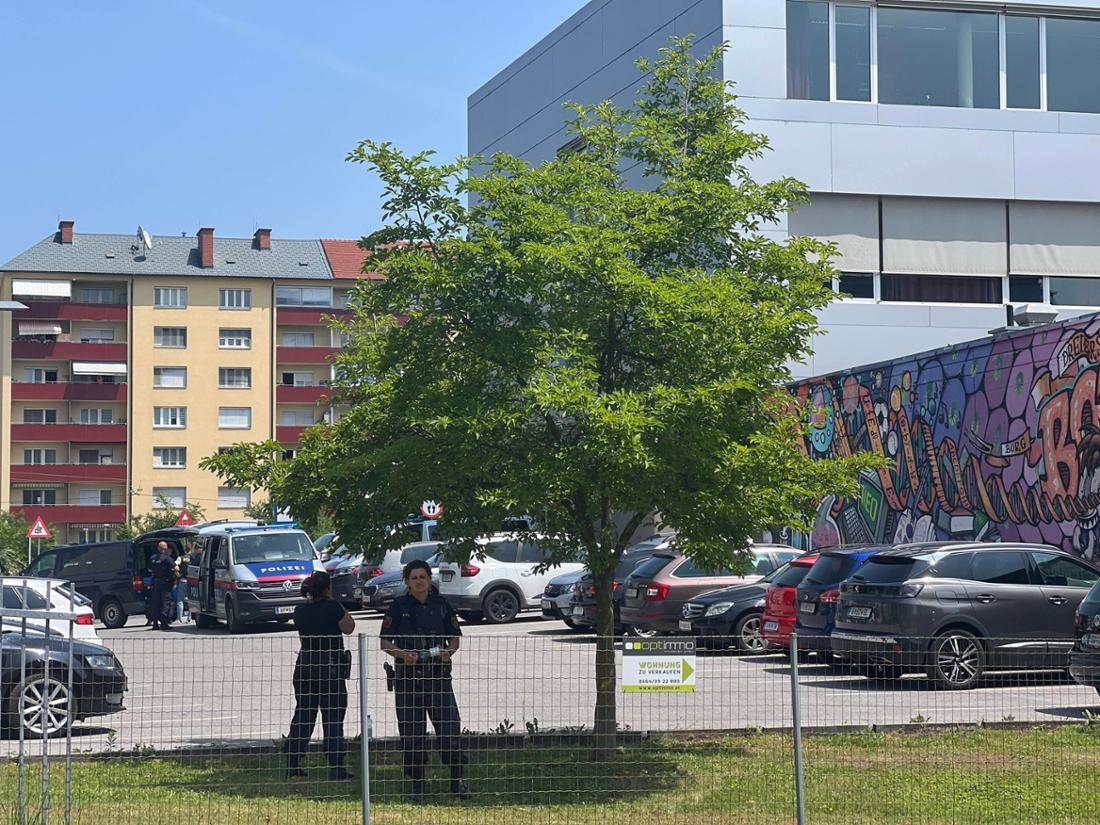 Polizeikräfte patrouillierten rund um das Gebäude.