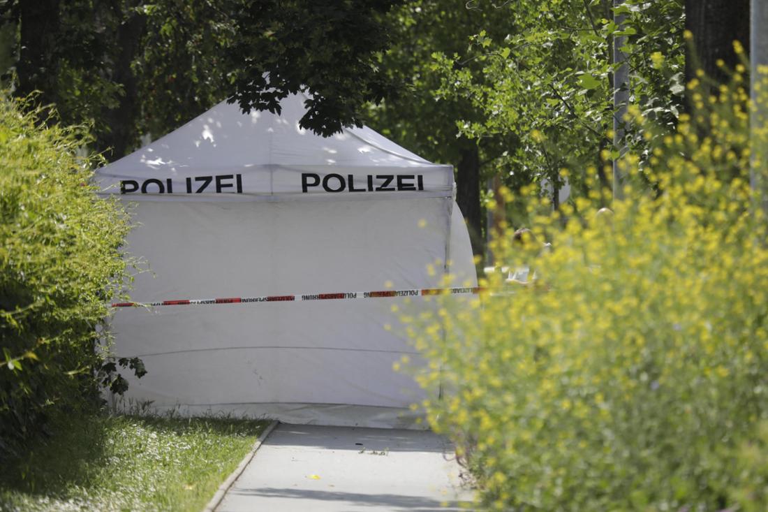 Die Polizei errichtete ein mobiles Einsatzzentrum.