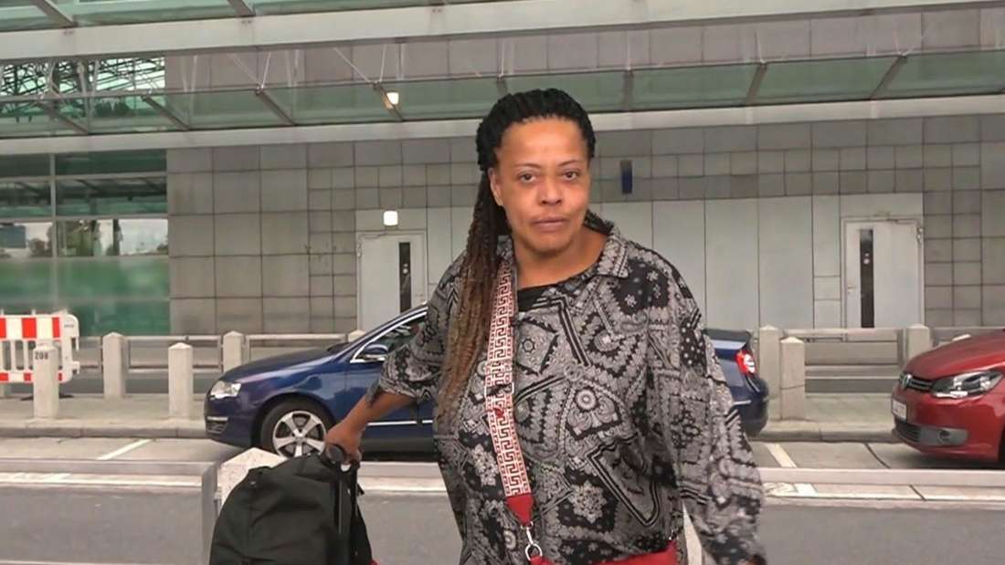 Bürgergeld-empfängerin Janni bei Hartz und herzlich vor dem Flughafen, sie kommt aus den USA zurück