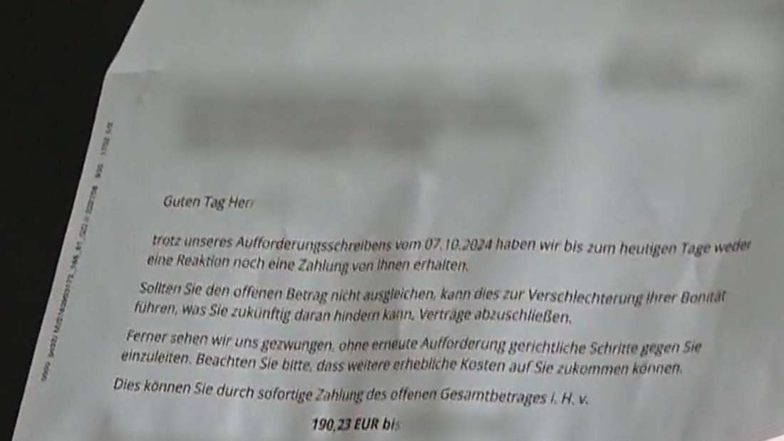 Benz Baracken Bewohner Pascal zeigt bei hartz und herzlich den brief vom inkasso unternehmen