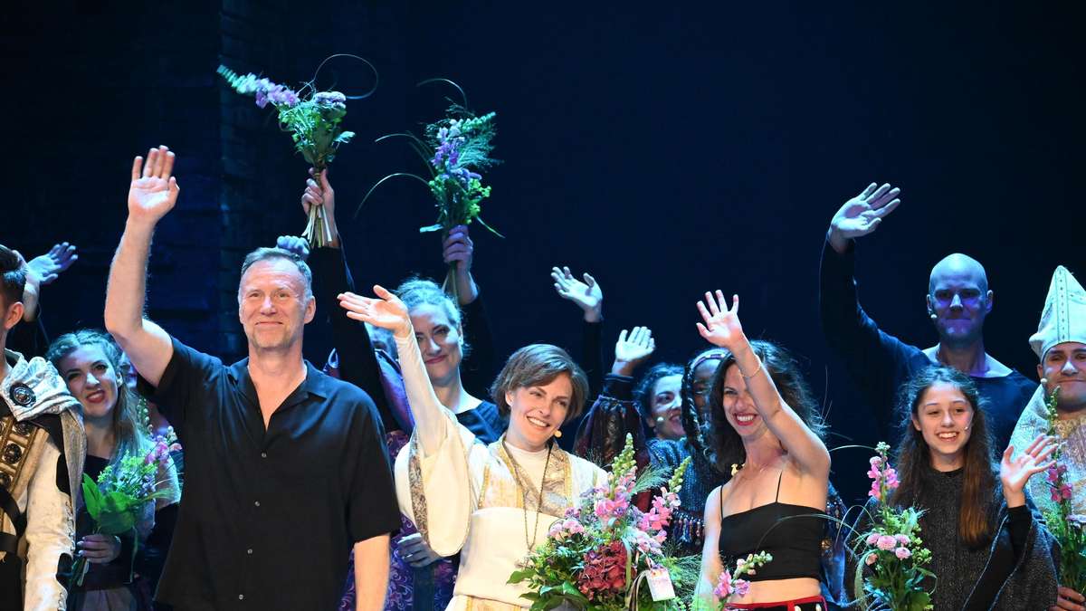 Die Päpstin feiert Premiere - Sandy Mölling spielt souverän