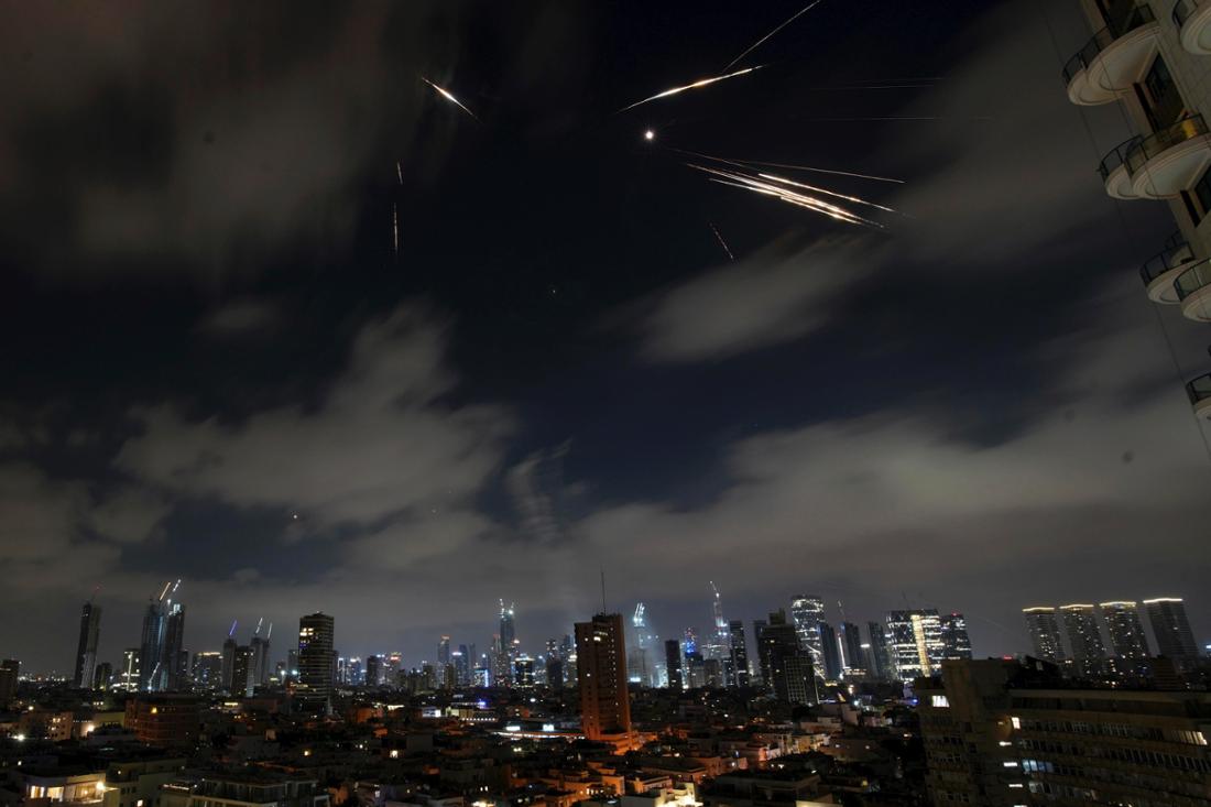 Das israelische Luftabwehrsystem Iron Dome feuert, um Raketen über Tel Aviv abzufangen.