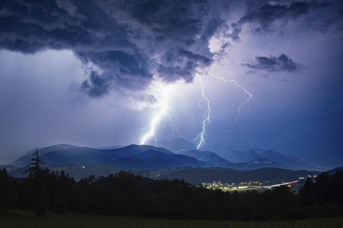 Blitze bei einem heftigen Gewitter