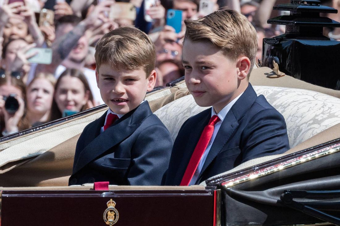 Prinz Louis und Pring George 2025 in der Kutsche bei der Militärparade „Trooping the Colour“.