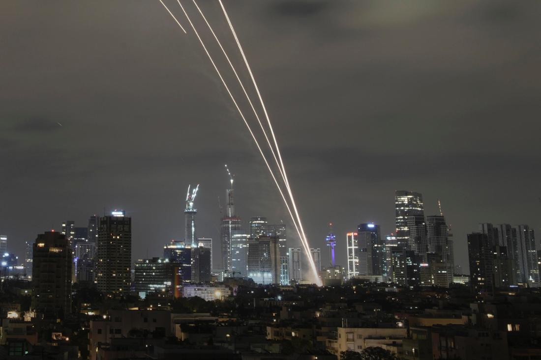 Das israelische Luftabwehrsystem Iron Dome feuert, um Raketen während eines iranischen Angriffs abzufangen. Sollte Irans Regime gestürzt werden, droht eine neue Gefahr.