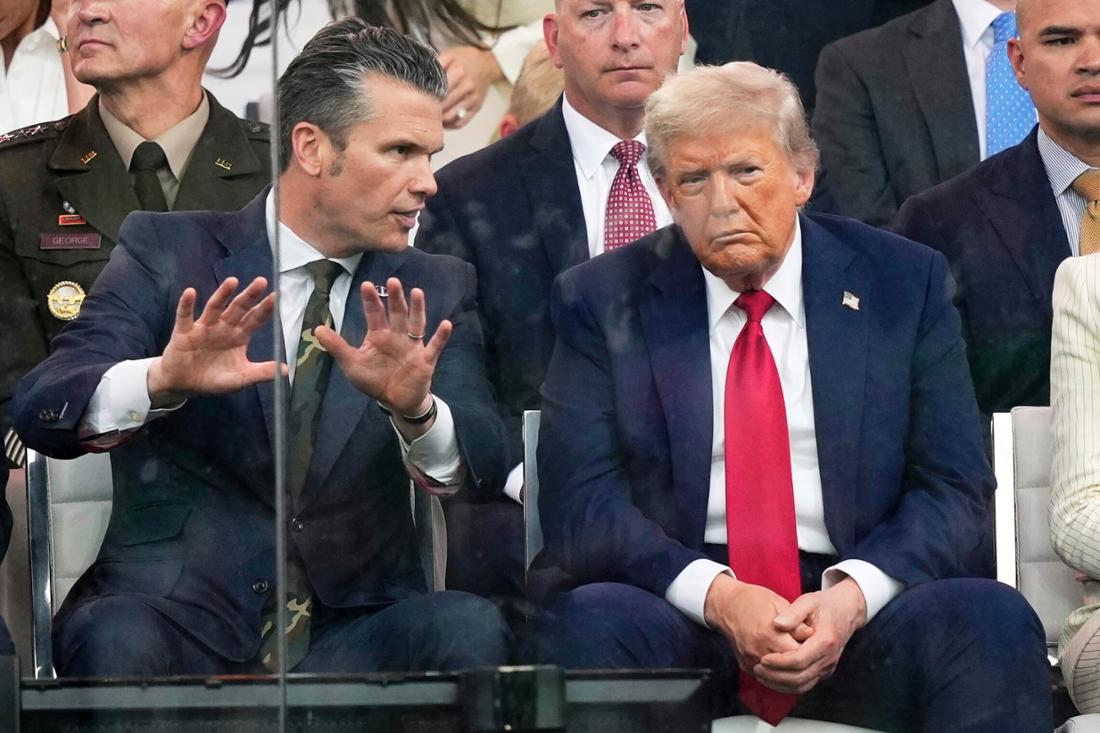 US-Verteidigungsminister Peter Hegseth und US-Präsident Donald Trump 