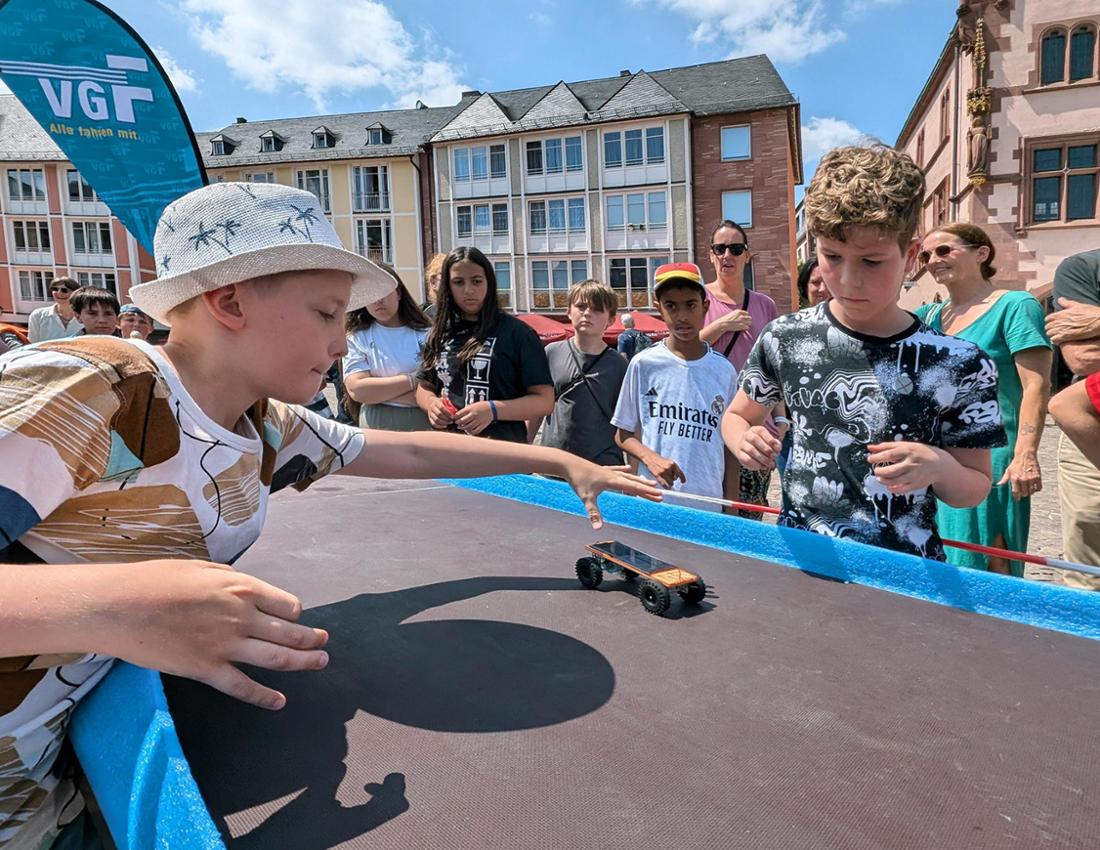 Solarrennen Frankfurt RheinMain für Schulen, 500 Schüler:innen machen den Römerberg zur Rennstrecke!