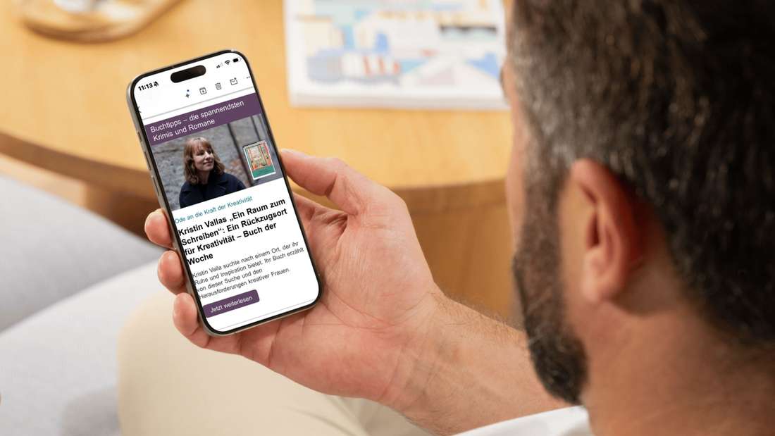 Ein Mann liest den 24books.de-Newsletter auf einem Smartphone (Montage)