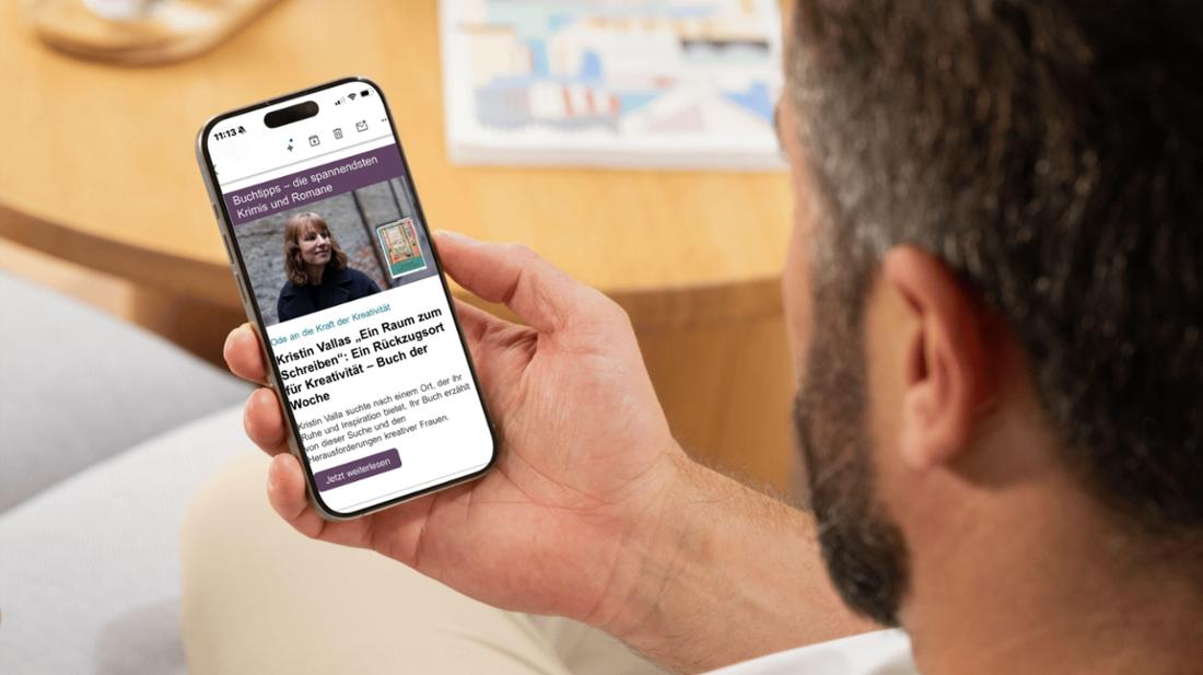 Ein Mann liest den 24books.de-Newsletter auf einem Smartphone (Montage)