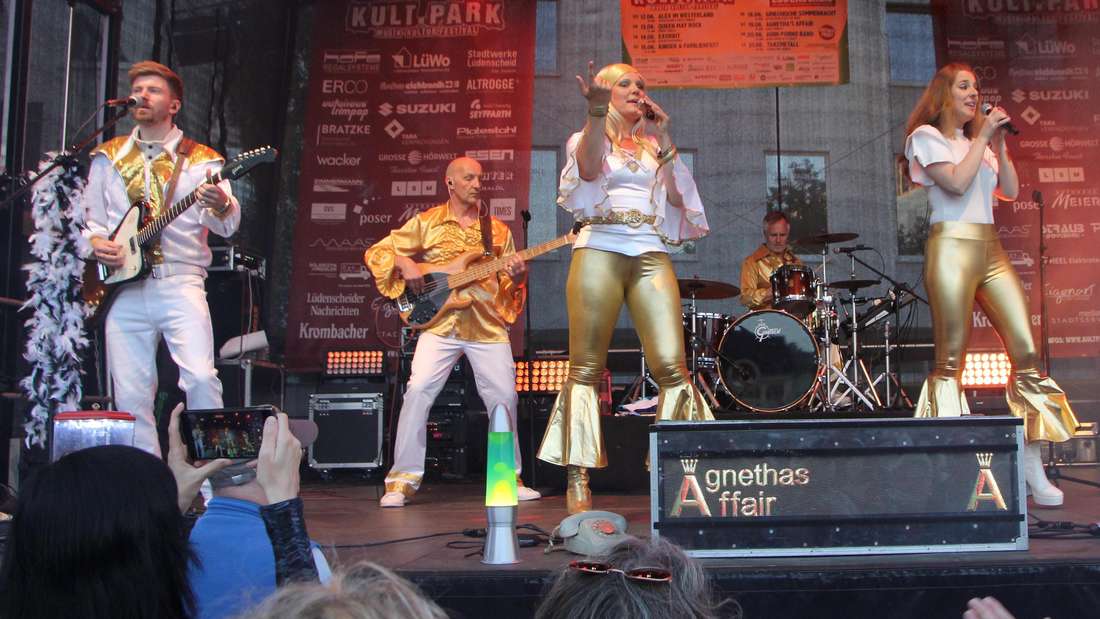 Die Formation Agnethas Affair punktete beim Auftritt in Lüdenscheid nicht nur mit authentischer Abba-Musik, sondern auch mit dem passenden Outfit.