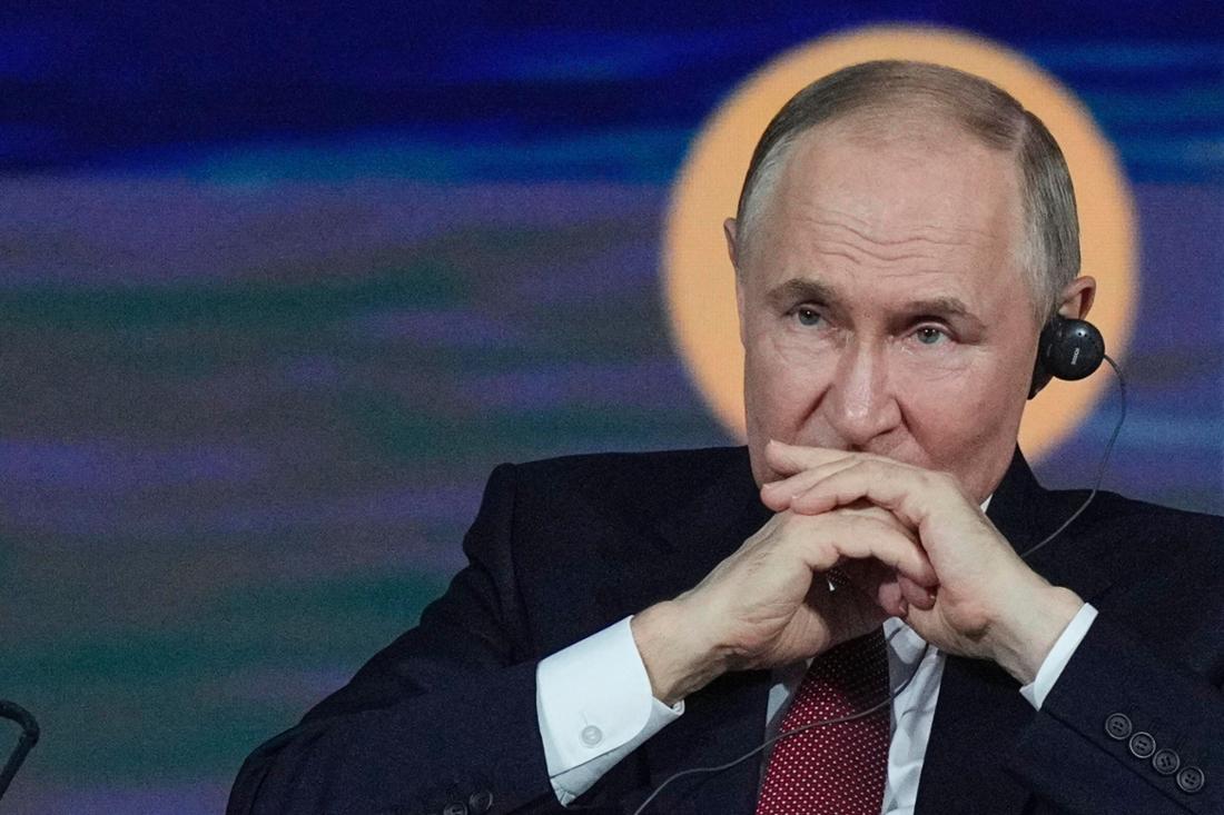 Putin bei Internationalem Wirtschaftsforum in Russland.