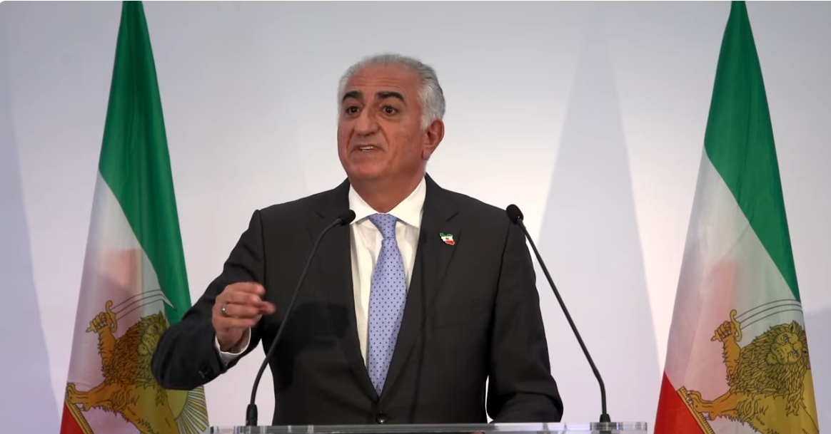 Schah-Sohn Reza Pahlavi bei der Pressekonferenz zum Umsturz im Iran