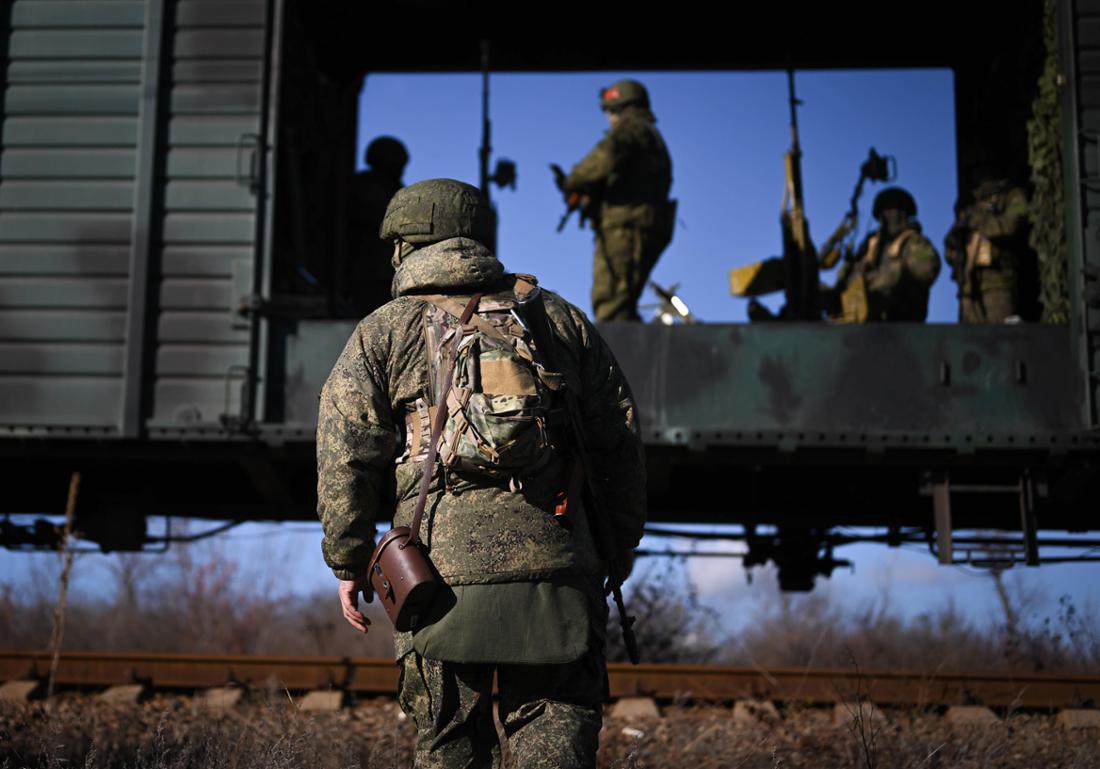 Russische Soldaten in einem Güterzug