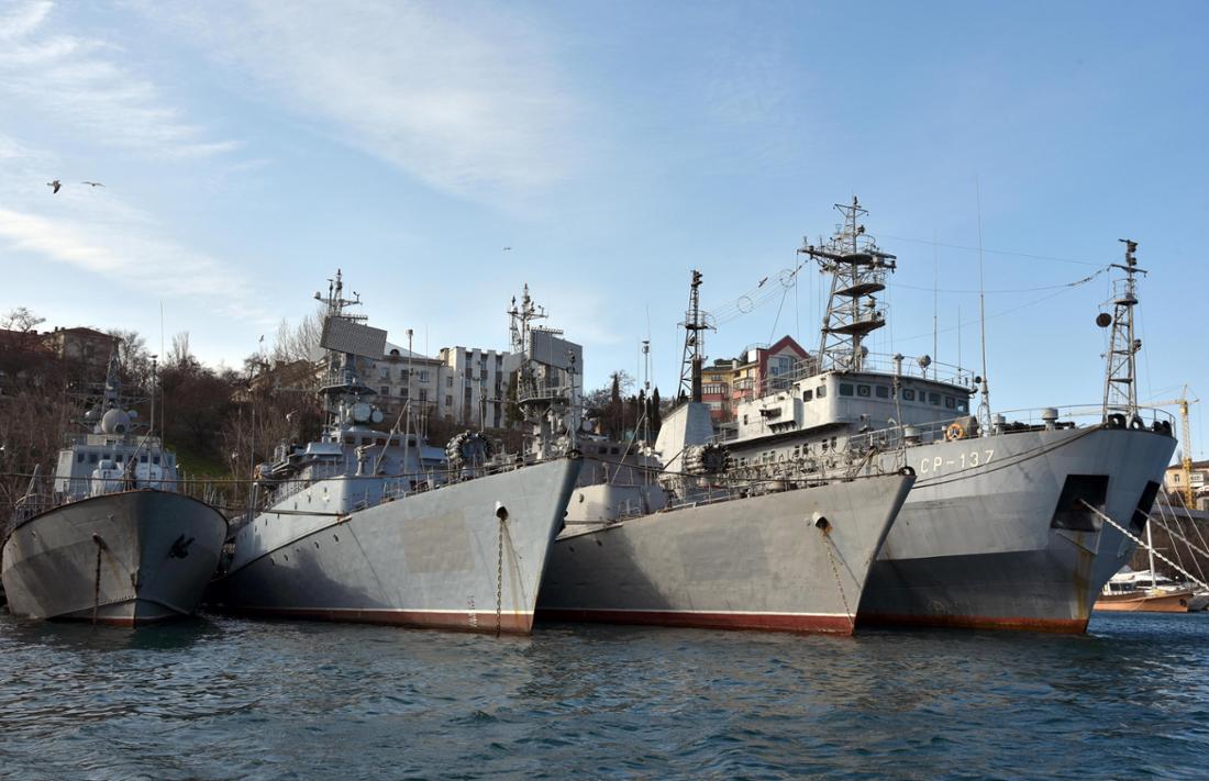 Russische Kriegsschiffe liegen in Sewastopol, dem Hafen der Schwarzmeerflotte, auf der Krim, Ukraine.