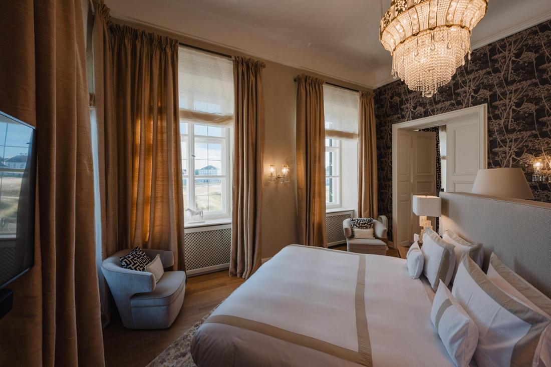 Schlafzimmer mit Blick aufs Schloss Nymphenburg: einer der prachtvollen Räume in der Beletage.